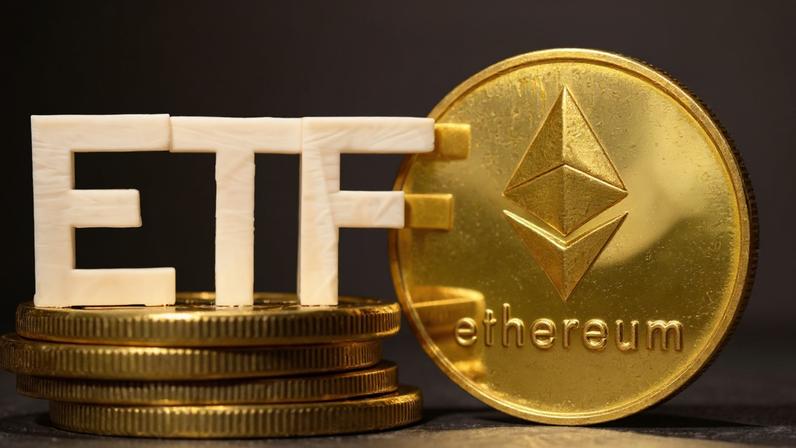 Sigla ETF ao lado de moeda dourada de Ethereum