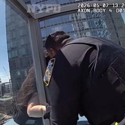 Policiais salvam mulher que quase se jogou de arranha-céu em Nova York