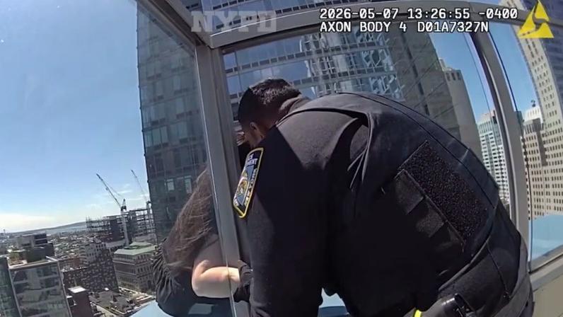 Policial se aproxima de mulher que quase se jogou do alto de prédio nos EUA