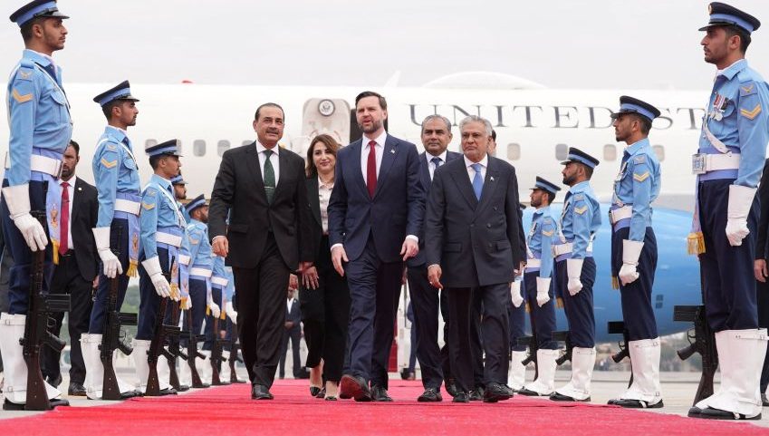 O vice-presidente dos EUA, JD Vance, desembarca para conversas com autoridades iranianas em Islamabad, Paquistão 11 de abril de 2026 Jacquelyn Martin/Pool via REUTERS