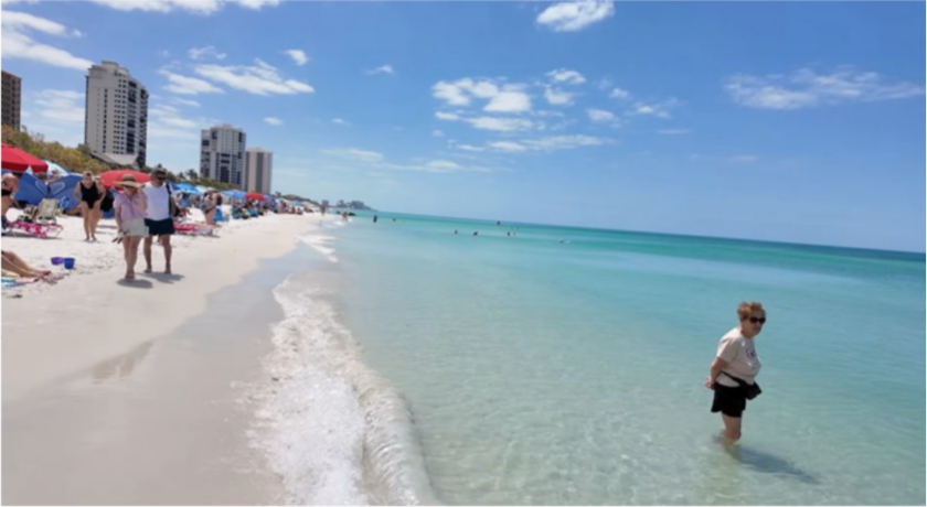 A charmosa Naples Beach revela cenários com águas claras e um clima tranquilo que lembra verdadeiros paraísos tropicais