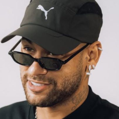 Neymar faz tour pela Baixada e revisita escola de onde começou