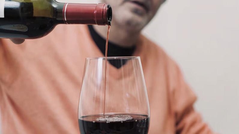 Mudanças de comportamento, necessidade frequente de beber e prejuízos no dia a dia são sinais de alerta