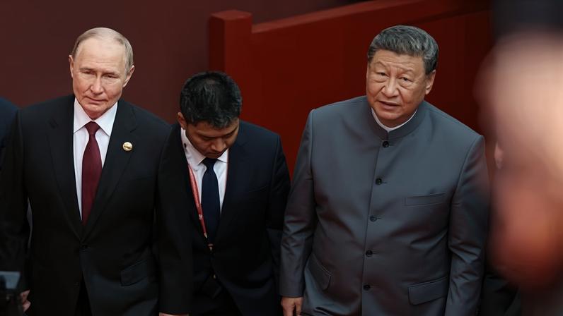 Presidente russo, Vladimir Putin, e o presidente chinês, Xi Jinping, em Pequim 3 de setembro de 2025 Sputnik/Alexander Kazakov/Pool via REUTERS