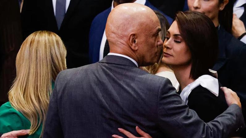 Michelle Bolsonaro cumprimentou Alexandre de Moraes em cerimônia no TSE no último dia 12