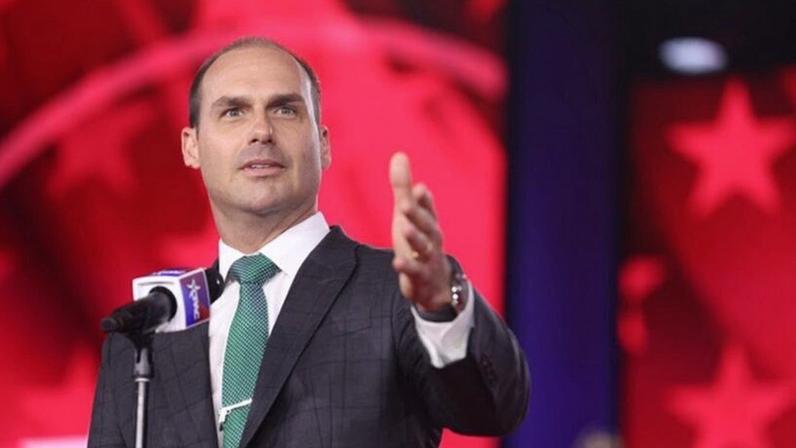 Na imagem, o ex-deputado federal Eduardo Bolsonaro durante a Conferência de Ação Política Conservadora, nos Estados Unidos, onde ele mora atualmente