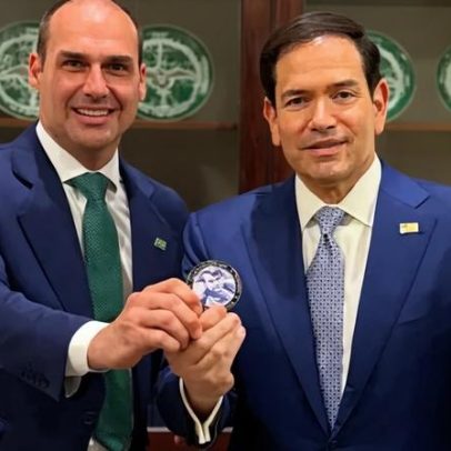 Eduardo Bolsonaro concede medalha a Marco Rubio
