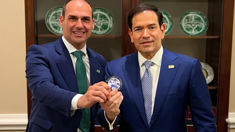 Eduardo Bolsonaro concede medalha a Marco Rubio
