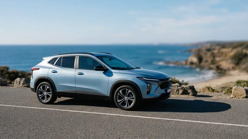 O Volvo EX30 Performance apresenta design minimalista e aceleração esportiva em ruas urbanas