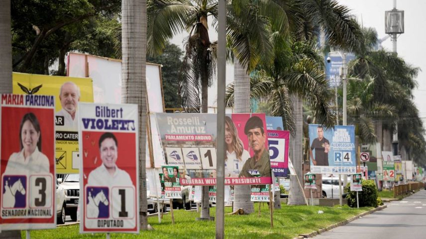 Propaganda em Lima de candidatos na eleição do Peru - 08/04/2026 (Foto: REUTERS/Angela Ponce)