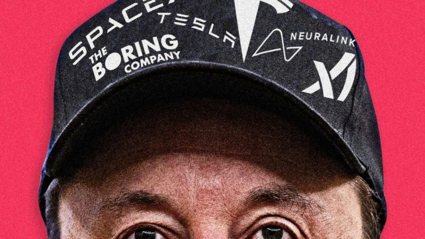 Retrato de Elon Musk usando boné preto com logos de suas empresas, em fundo vermelho.