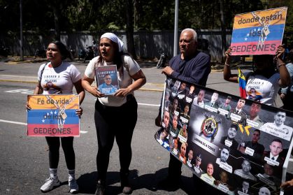 Em Caracas, manifestantes se reúnem na entrada da Universidade Central da Venezuela para pedir a libertação de presos após anúncio de uma lei de anistia