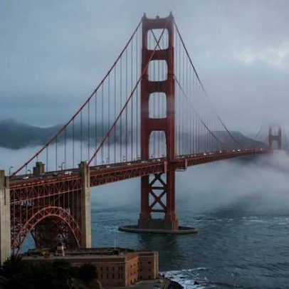 Ponte de São Francisco, 2.737 m, laranja vibrante, ícone do século XX