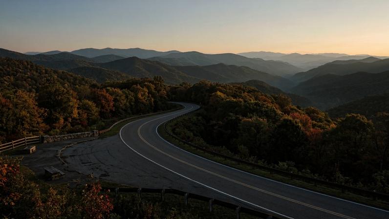 Rodovia de sessenta e oito quilômetros que atravessa os picos das montanhas Apalaches – Créditos: depositphotos.com / JillLang