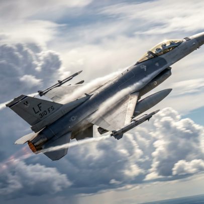 F-16 atinge Mach 2 e 9 toneladas de carga, plataforma de combate versátil