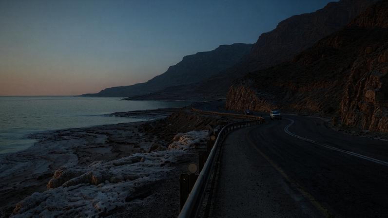 Estrada que contorna o Mar Morto na cota de quatrocentos e trinta metros abaixo do nível do mar – Créditos: depositphotos.com / avk78