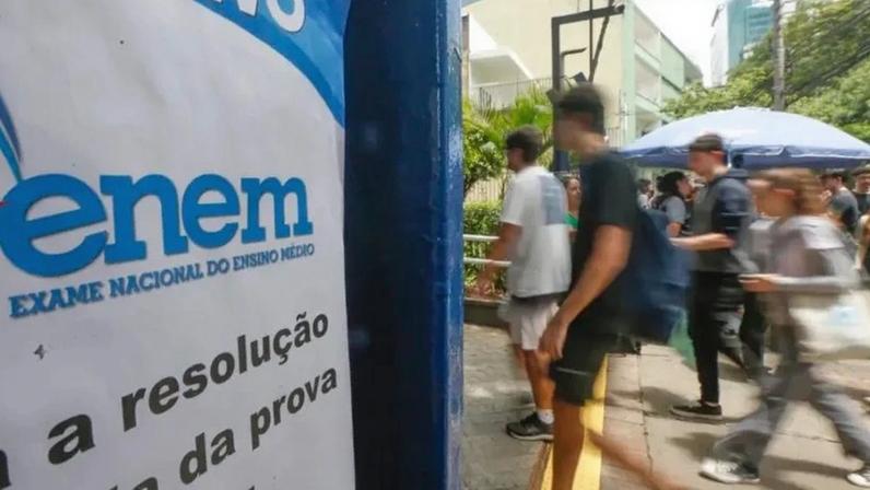 Na imagem, estudantes chegam para fazer a prova do Enem em São Paulo