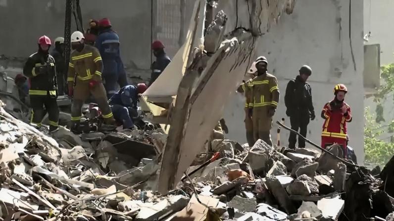Equipes de resgate recuperam corpo de prédio desabado atingido por ataque russo em Kiev
