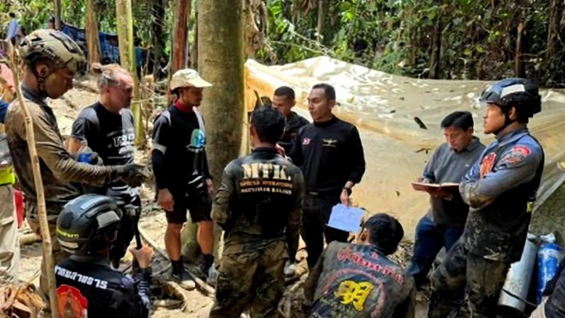 Especialistas em mergulho junto a equipe de resgate tailandesa em Laos