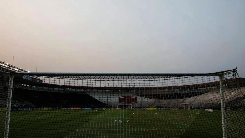 Estádio histórico com fachada original de mil novecentos e vinte e sete no Rio de Janeiro