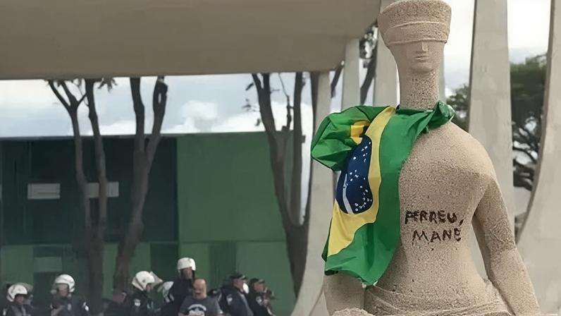 Estátua da Justiça, em frente ao Supremo Tribunal Federal (STF), pichada.