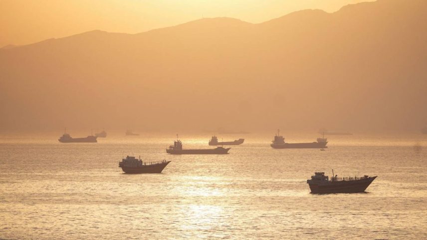 Navios ancorados no Estreito de Ormuz, vistos de Musandam, Omã - 30/05/2026 (Foto: REUTERS/Stringer)