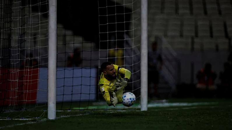 Éverson defende cobrança de penalti (Foto: Baggio Rodrigues/AGIF/Folhapress)