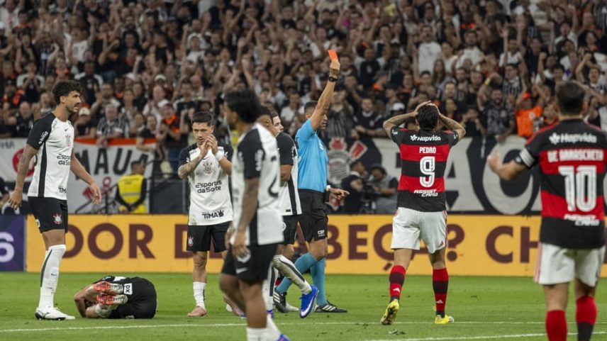 Expulsão do jogador Evertton Araújo, do Flamengo, na partida contra o Corinthians válida pela oitava rodada do Campeonato Brasileiro de Futebol 2026, na Neo Química Arena, SP (Foto: Richard Callis /Fotoarena/Folhapress)