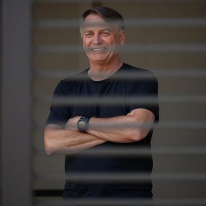 Bolsonaro recebe alta após cirurgia no ombro e volta à prisão domiciliar