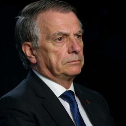 Bolsonaro permanece internado sem previsão de alta após cirurgia, diz boletim