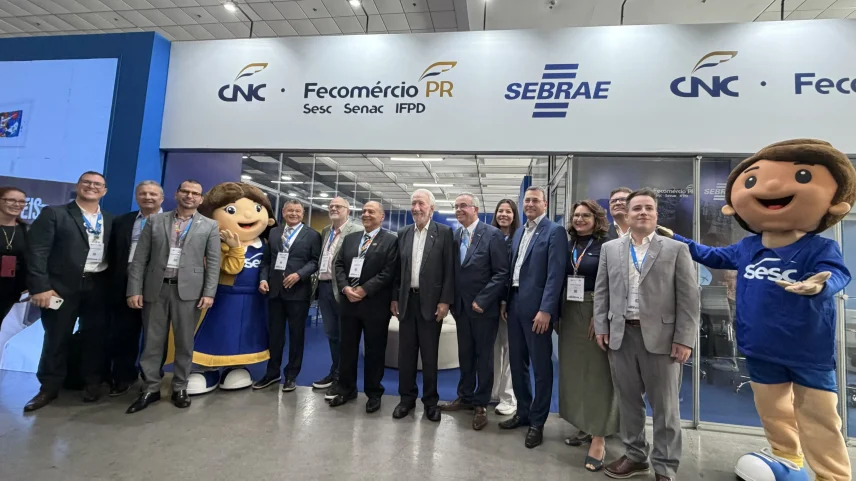 Lideranças reunidas no estande na Expo Turismo Paraná. (Foto: Foto: Adriano Oltramari.)