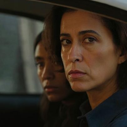 Fernanda Torres e Willem Dafoe em Cuddle, filme dirigido por Bárbara Paz