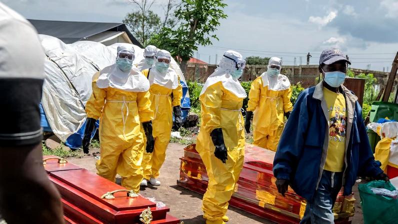 Red Cross workers arrive at a health center to transport people who died of Ebola in Rwampara, Congo, Wednesday, May 20, 2026. (AP Photo/Moses Sawasawa) Foto: Moses Sawasawa/AP Photo/Moses Sawasawa