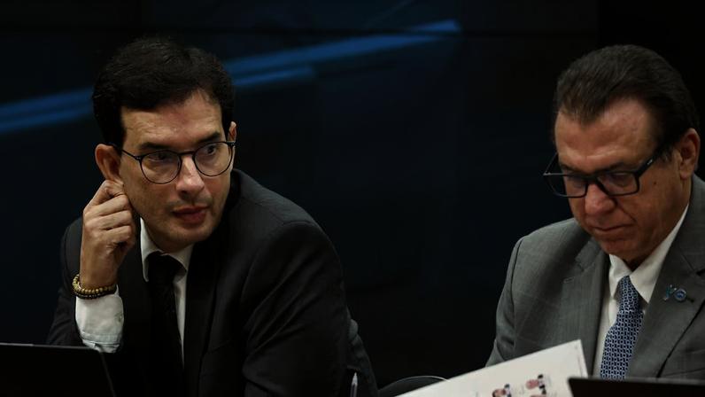 Deputado Leo Prates (Republicanos-BA) ao lado do ministro Luiz Marinho (Trabalho) durante audiência na comissão especial que debate a 6x1