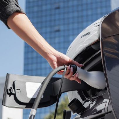 Metade dos brasileiros ainda prefere carro a combustão, apesar dos elétricos