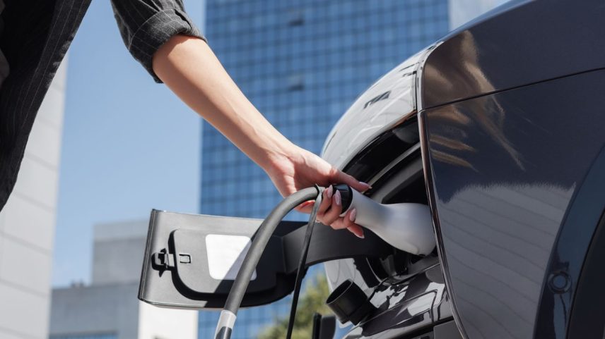 Vendas de carros elétricos crescem 97% no início de 2026, mas metade dos brasileiros ainda prefere combustão | Foto: Getty Image