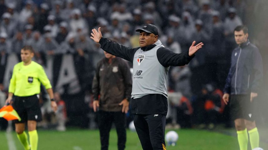 Time tricolor sofre dois gols cedo na segunda etapa e é obrigado a correr atrás do placar, mas sem sucesso