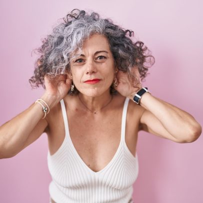 Menopausa e cabelo: por que os fios afinam e como recuperar o volume