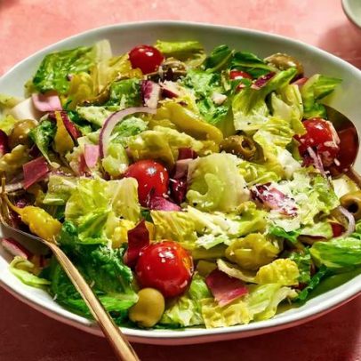 Como a grande salada italiana virou opção prática para receber com facilidade