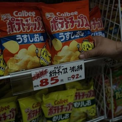 Escassez de tinta no Japão leva Calbee a vender batatas fritas em preto e branco