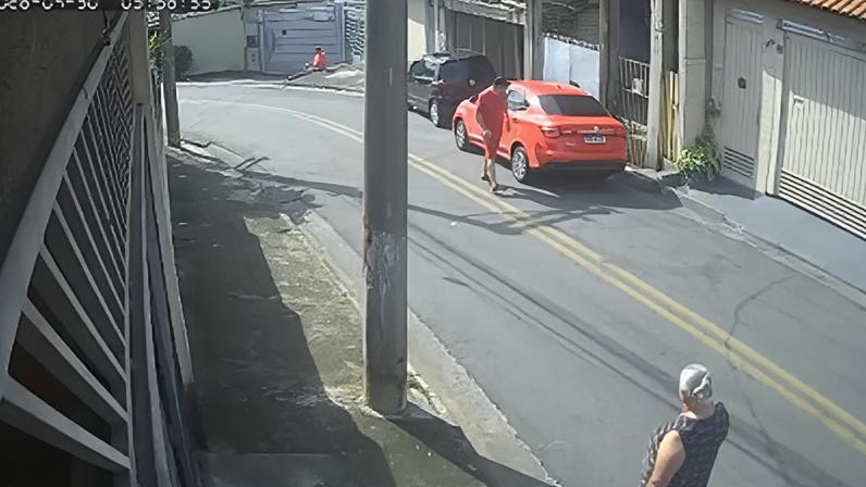 O crime aconteceu na manhã de quinta-feira (30), na Rua Haiti, no bairro Vila Barros. A vítima, identificada como Sara de Lima, de 44 anos, foi atingida por diversos disparos e morreu no local