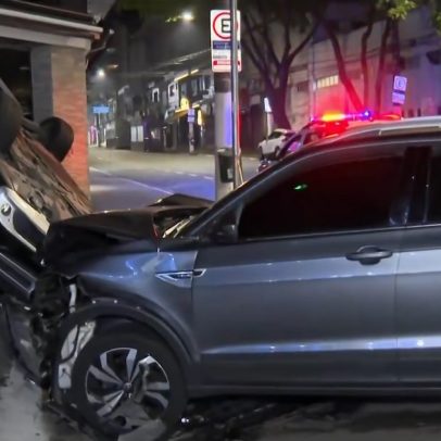 Mercedes-Benz capota e invade comércio após colisão no leste de SP