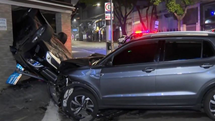 Mercedes-Benz capotou e invadiu um comércio após colidir com outro veículo