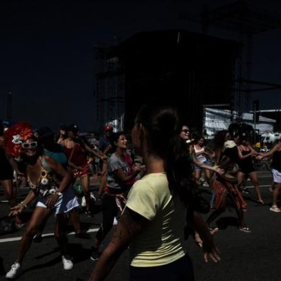 Fãs de Shakira ensaiam Waka Waka em Copacabana; Rio espera R$800 milhões