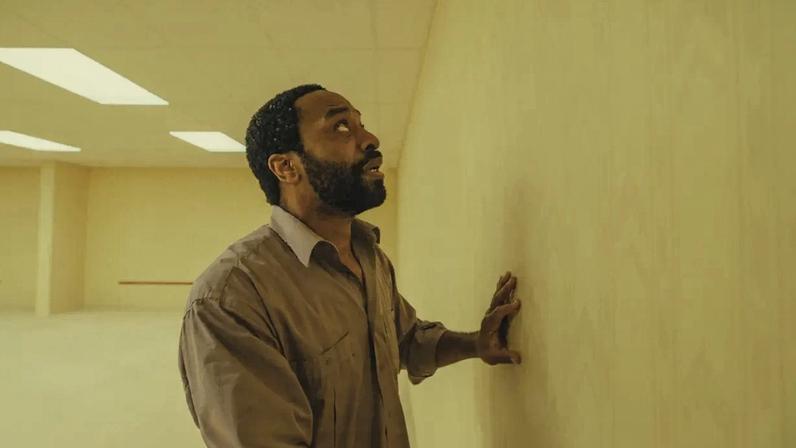 ATRAVÉS DO ESPELHO - Chiwetel Ejiofor: varejista encontra portal para um labirinto perturbador
