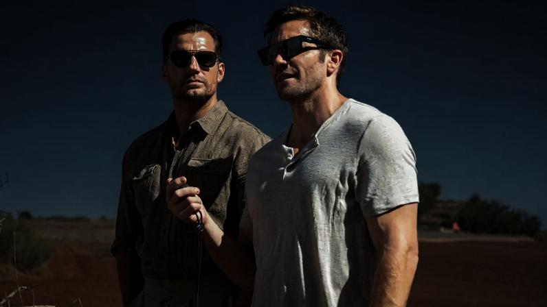 DUPLA DINÂMICA - Henry Cavill e Jake Gyllenhaal: agentes sem escrúpulos encaram missão perigosa
