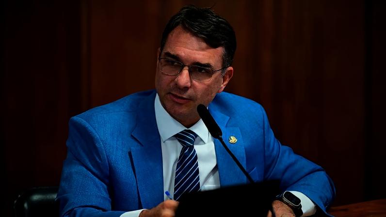 PL construiu mais palanques ao governo dos estados para para pulverizar campanha de Flávio