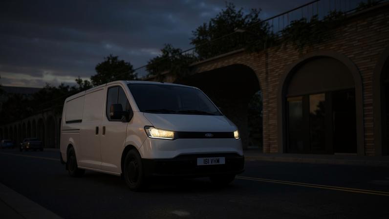 Ford Transit City branca nas ruas nos Estados Unidos