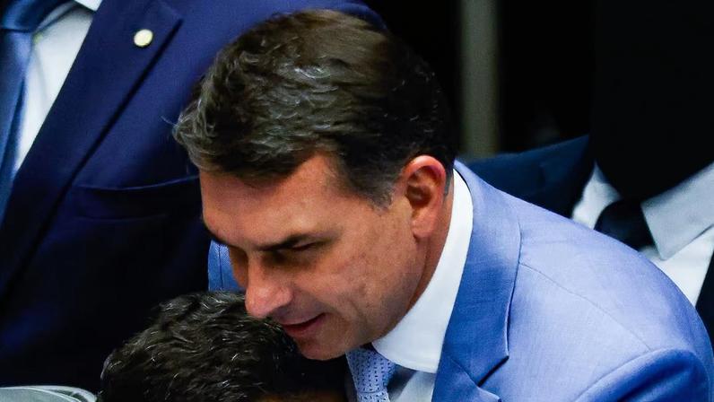 Davi Alcolumbre e Flávio Bolsonaro na sessão do Congresso que derrubou o veto ao projeto da Dosimetria