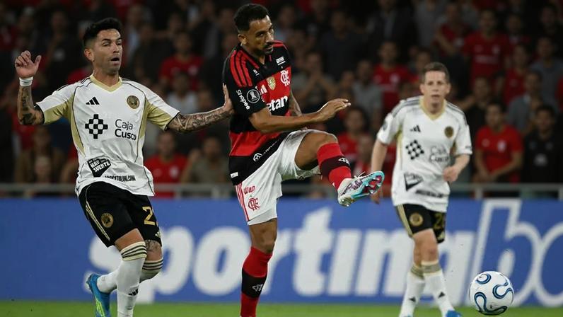 Flamengo e Cusco se enfrentando no Maracanã
